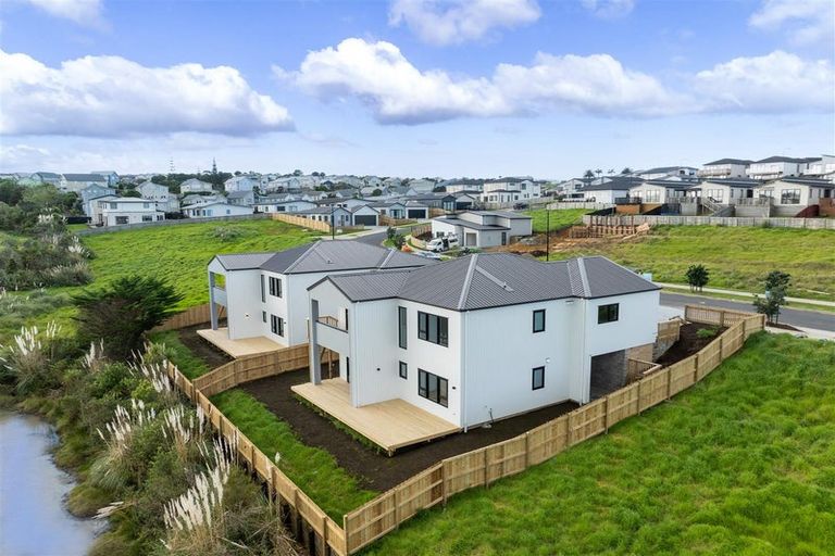 Photo of property in 22 Whakairo Crescent, Gulf Harbour, 0930