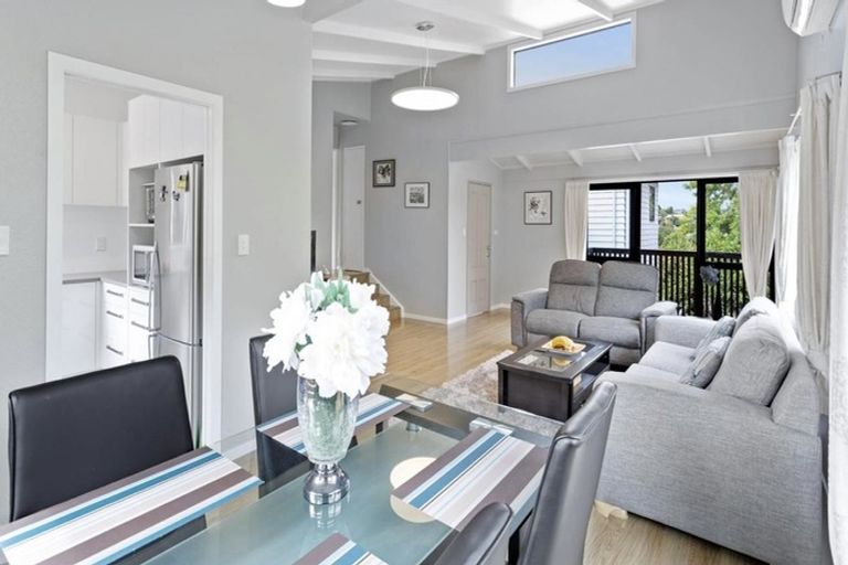 Photo of property in 30 Mannering Place, Hillcrest, Auckland, 0627