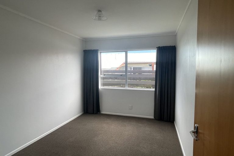 Photo of property in 65a Horokiwi Road West, Newlands, Wellington, 6037