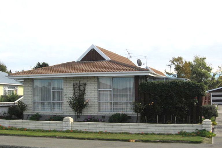 Photo of property in 82 Middlepark Road, Sockburn, Christchurch, 8042