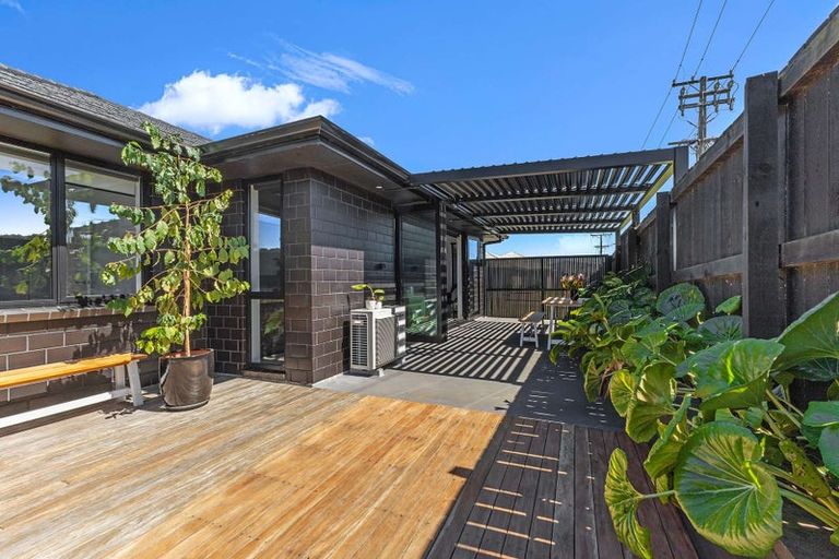 Photo of property in 1 Rehua Place, Waiwhakaiho, New Plymouth, 4312