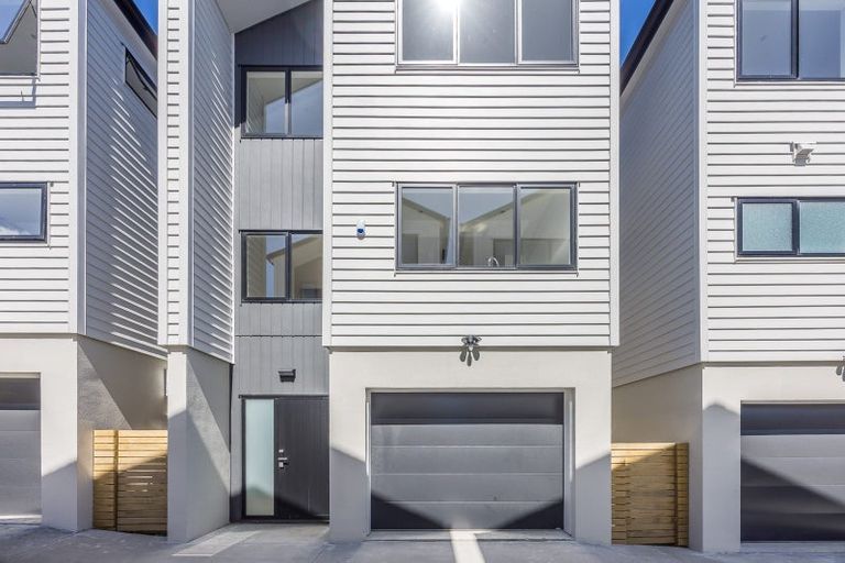 Photo of property in 17b Hogans Road, Glenfield, Auckland, 0629