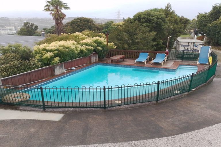 Photo of property in 10 Lilburn Crescent, Massey, Auckland, 0614