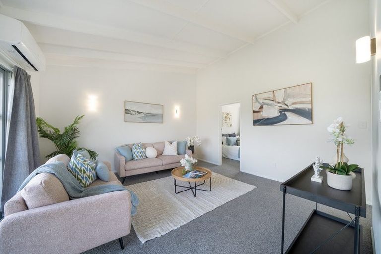 Photo of property in 29a Chetwode Grove, Newlands, Wellington, 6037