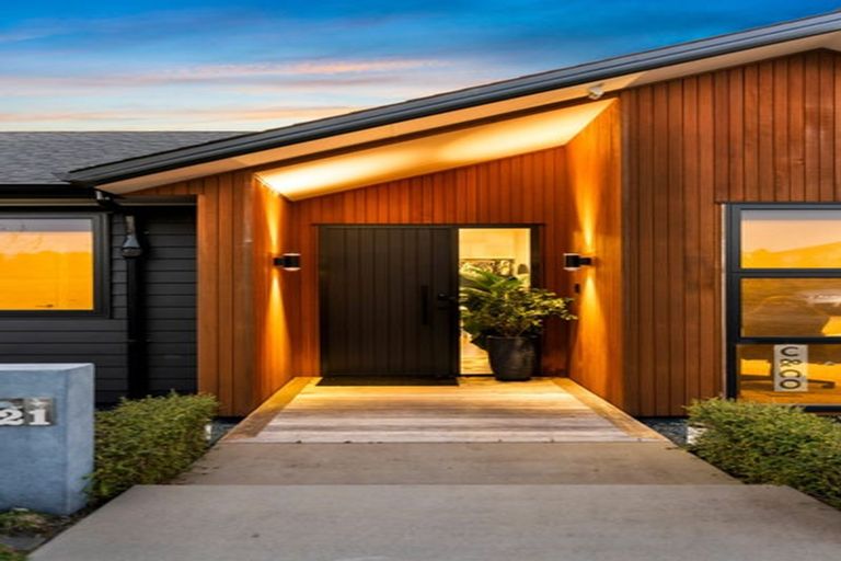 Photo of property in 21 Vogwill Road, Kumeu, 0810