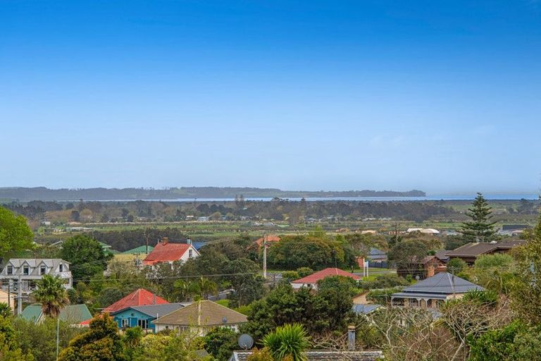Photo of property in 16 Kaipara Crescent, Helensville, 0800