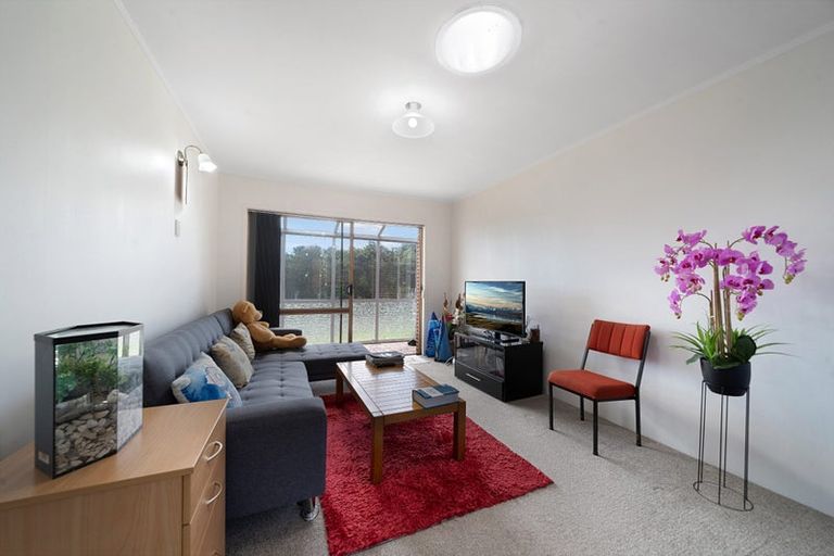 Photo of property in 2/2 Vodanovich Road, Te Atatu South, Auckland, 0610