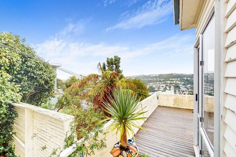 Photo of property in 88 Nevay Road, Karaka Bays, Wellington, 6022