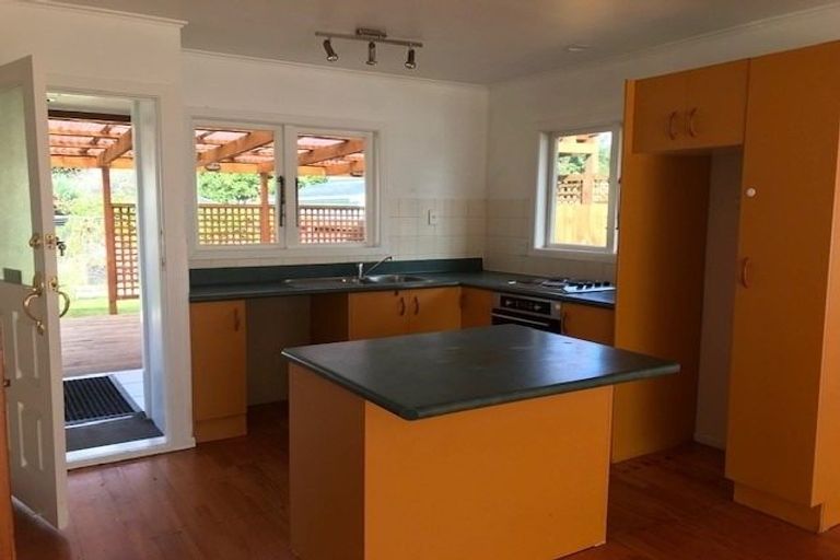Photo of property in 12 Durham Street, Te Atatu Peninsula, Auckland, 0610