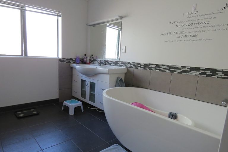 Photo of property in 6 Skybird Place, Glen Eden, Auckland, 0602