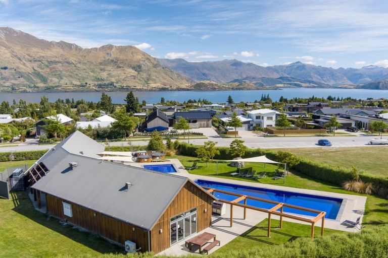 Photo of property in 18 Clutha Place, Wanaka, 9305