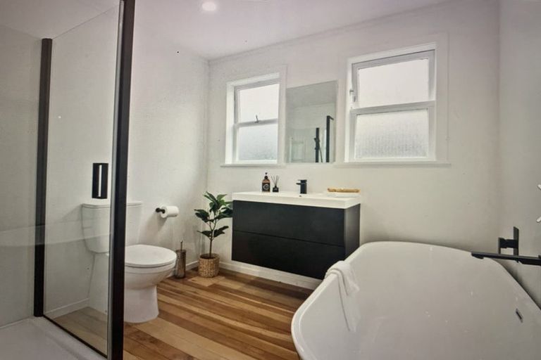 Photo of property in 21 Fairfax Avenue, Northcote, Auckland, 0627