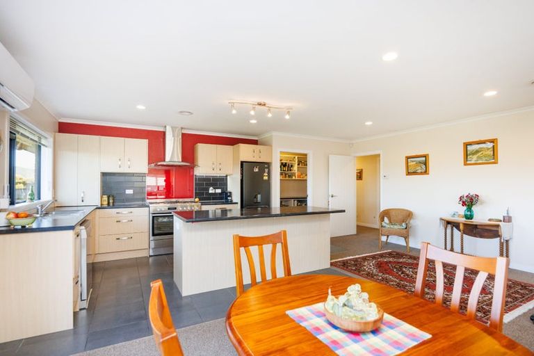 Photo of property in 12 Ron Place, Fitzherbert, Palmerston North, 4410