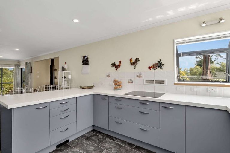 Photo of property in 11 North Way, Titirangi, Auckland, 0604