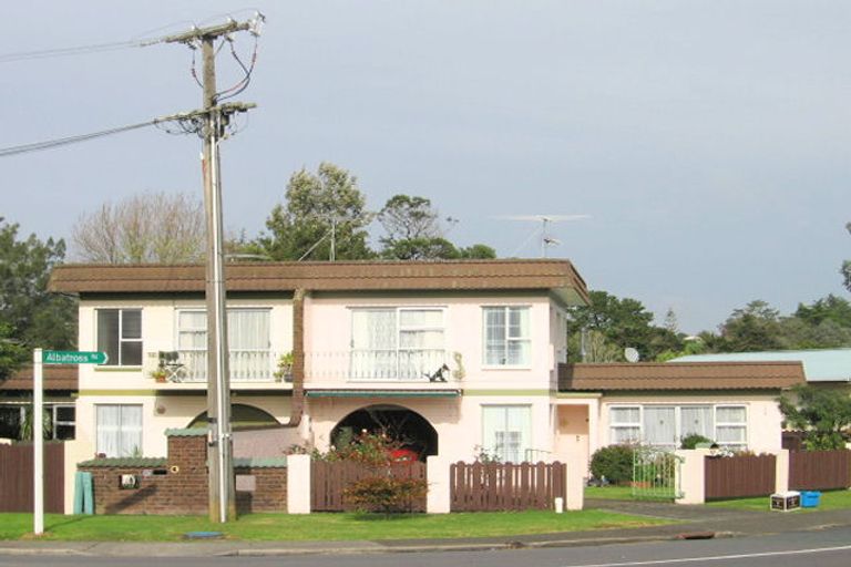 Photo of property in 47 Red Beach Road, Red Beach, 0932