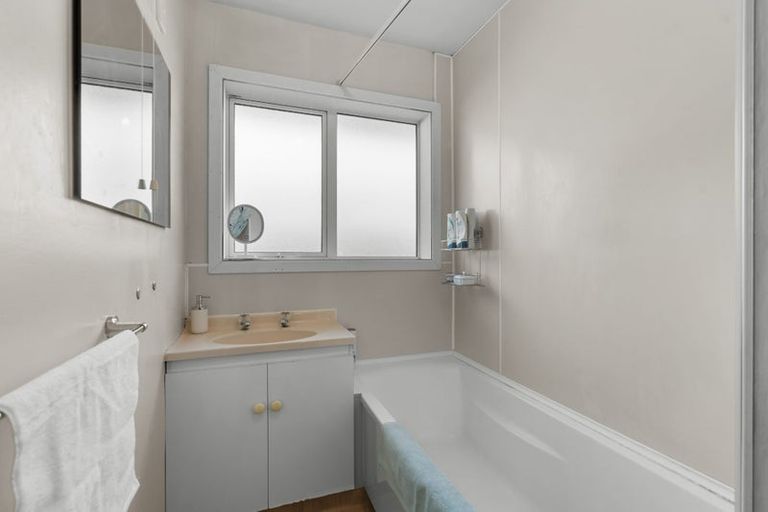 Photo of property in 33 Wilton Crescent, Bishopdale, Christchurch, 8053