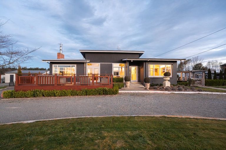 Photo of property in 65 Timaru Road, Waimate, 7924