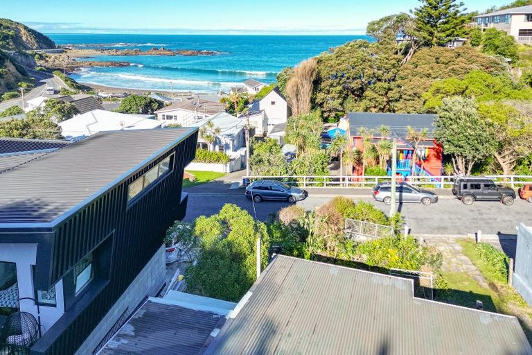 Photo of property in 14 Cave Road, Houghton Bay, Wellington, 6023