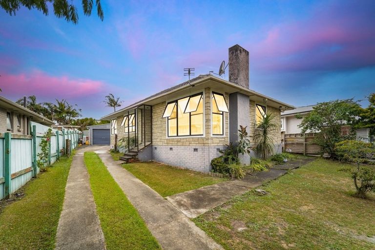 Photo of property in 33 Strid Road, Te Atatu South, Auckland, 0610