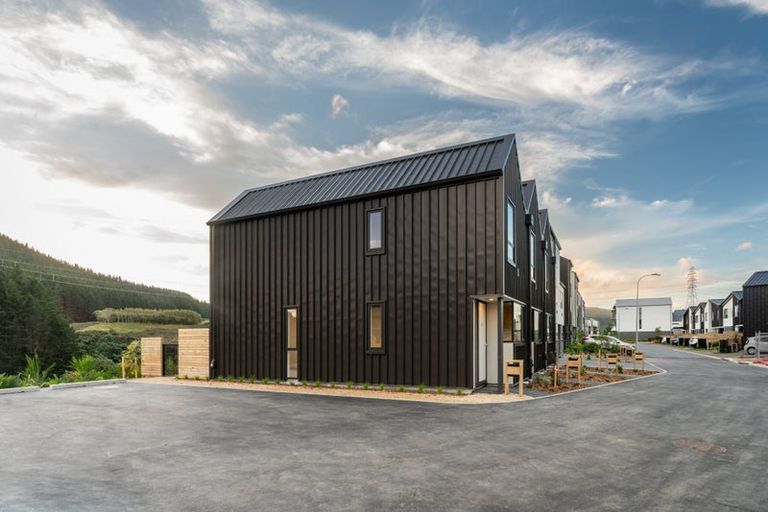 Photo of property in 92 Ara Paiwhenua, Tawa, Wellington, 5028