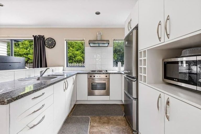 Photo of property in 71 Kemp Road, Massey, Auckland, 0614