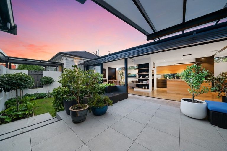 Photo of property in 4 Torless Terrace, Thorndon, Wellington, 6011