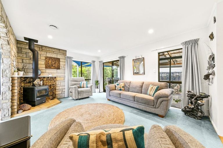 Photo of property in 22 Deverell Place, Northcross, Auckland, 0632