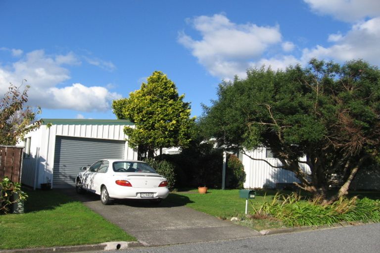 Photo of property in 13 Chudleigh Grove, Churton Park, Wellington, 6037