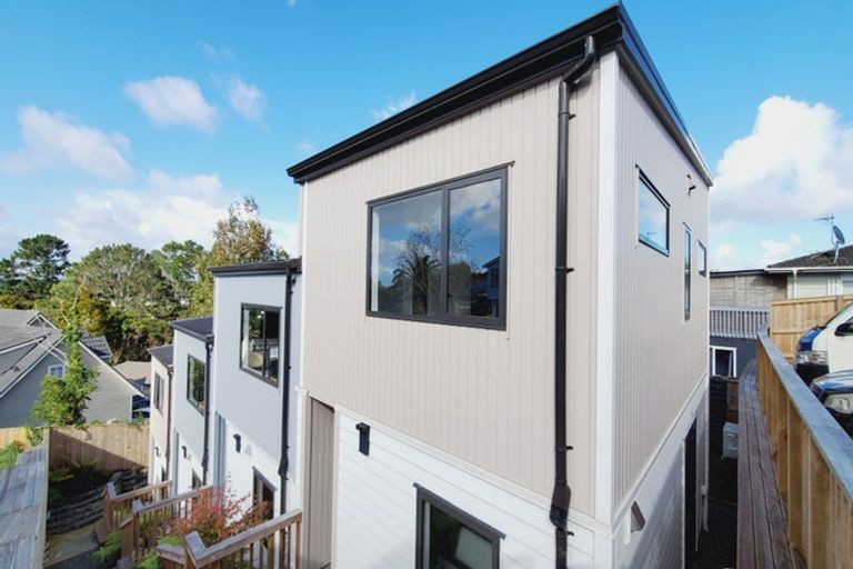 Photo of property in 44d Cyclarama Crescent, Massey, Auckland, 0614