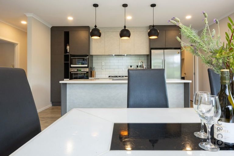 Photo of property in 15 Vogwill Road, Kumeu, 0810