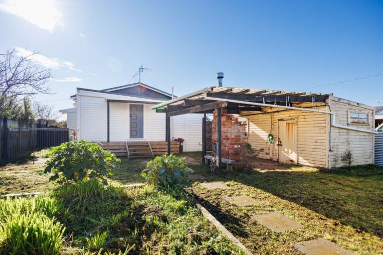 Photo of property in 2 Ngahina Street, Marton, 4710