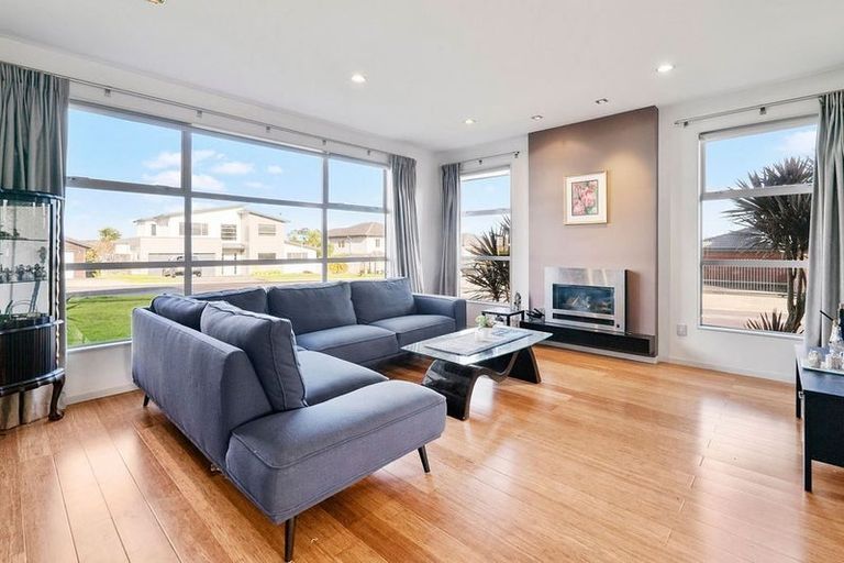 Photo of property in 1 Melmore Place, Pinehill, Auckland, 0632