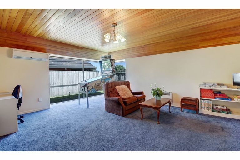 Photo of property in 30 Derenzy Place, Avonhead, Christchurch, 8042