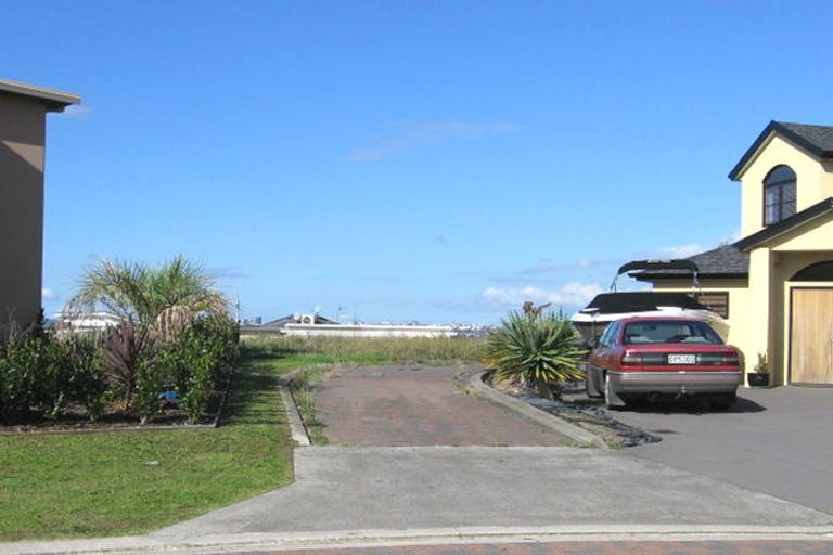 Photo of property in 11 Kawai Rise, Te Atatu Peninsula, Auckland, 0610