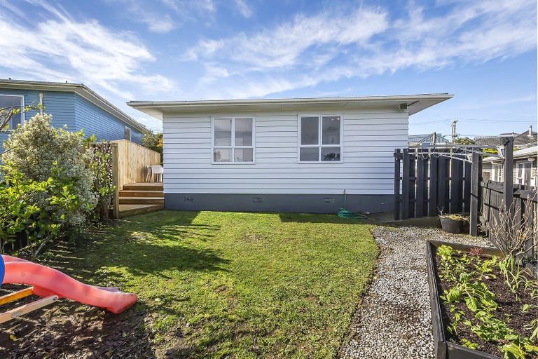 Photo of property in 3 Baylands Drive, Newlands, Wellington, 6037