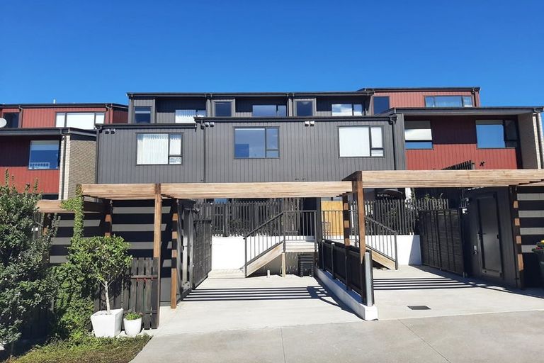 Photo of property in 18 Hobsonville Point Road, Hobsonville, Auckland, 0616