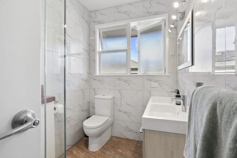 Photo of property in 15 Kingdale Road, Henderson, Auckland, 0610