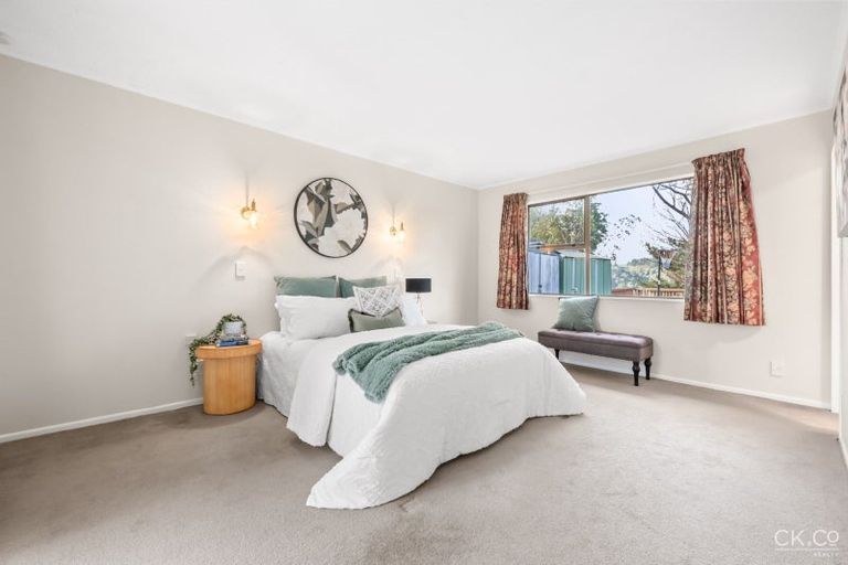 Photo of property in 17 King Charles Drive, Kingsley Heights, Upper Hutt, 5018