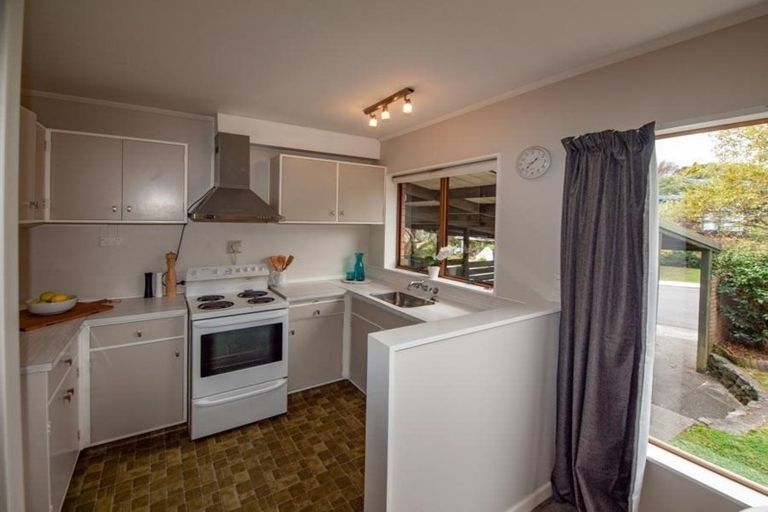 Photo of property in 95 Churton Drive, Churton Park, Wellington, 6037
