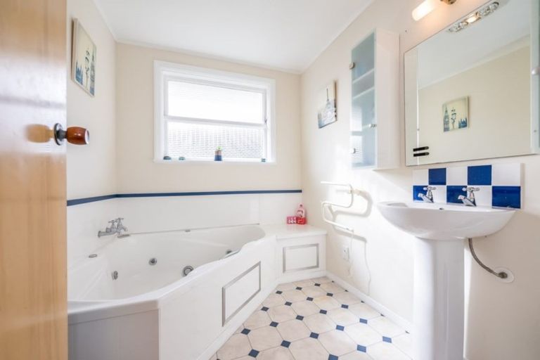 Photo of property in 18 Helvetia Grove, Naenae, Lower Hutt, 5011