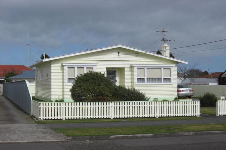 Photo of property in 27 Essex Street, Levin, 5510