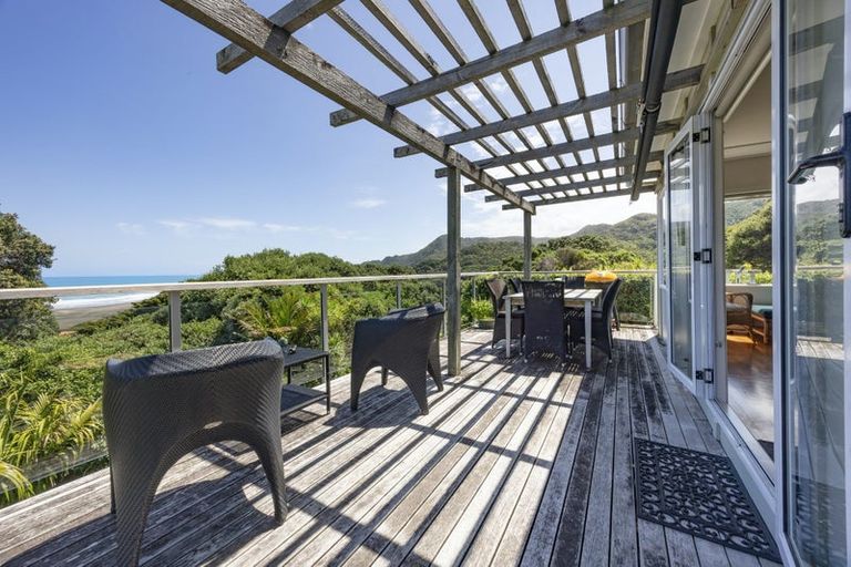 Photo of property in 61 Garden Road, Piha, 0772