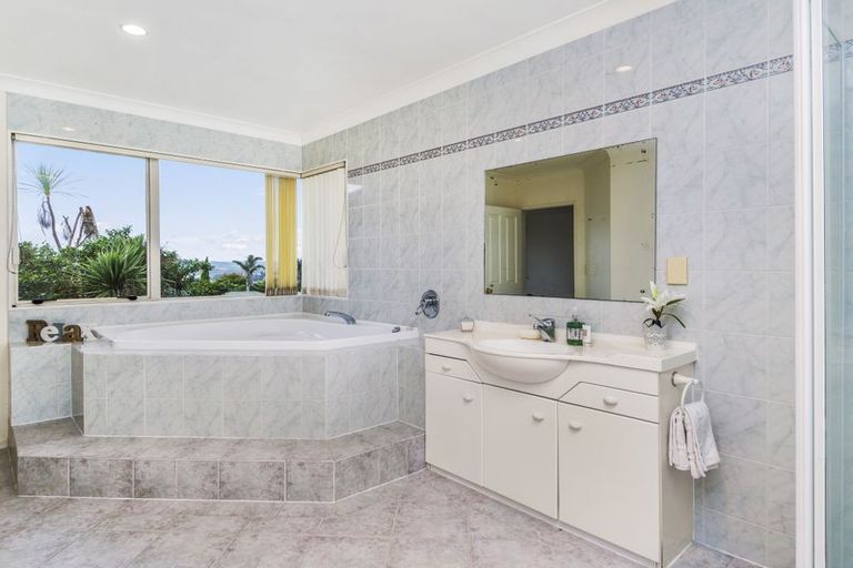 Photo of property in 10 Callender Place, Shelly Park, Auckland, 2014