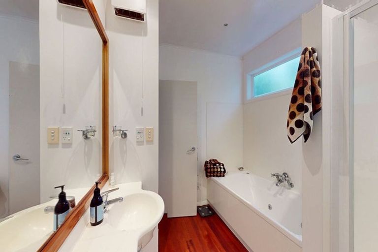 Photo of property in 88 Nevay Road, Karaka Bays, Wellington, 6022