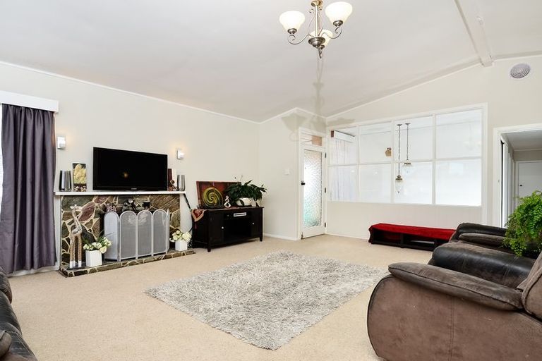 Photo of property in 41 School Road, Te Atatu South, Auckland, 0610