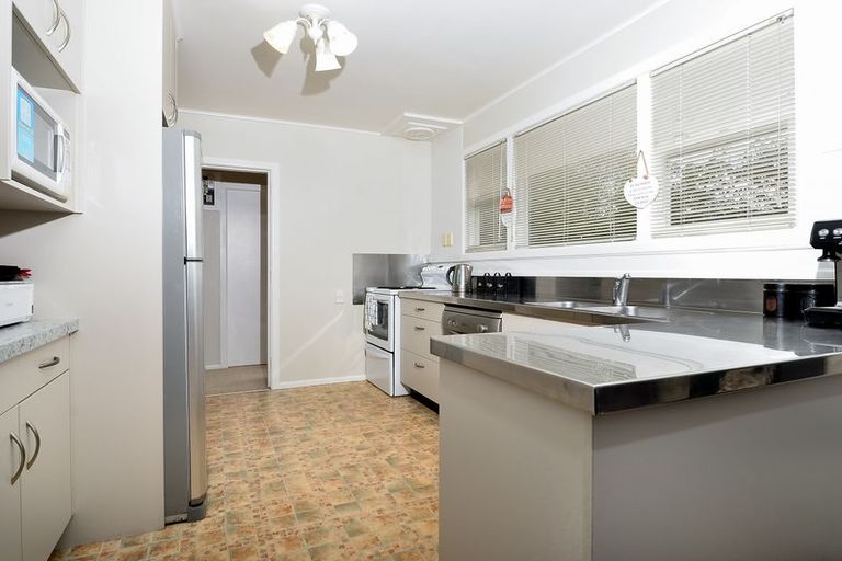 Photo of property in 41 School Road, Te Atatu South, Auckland, 0610