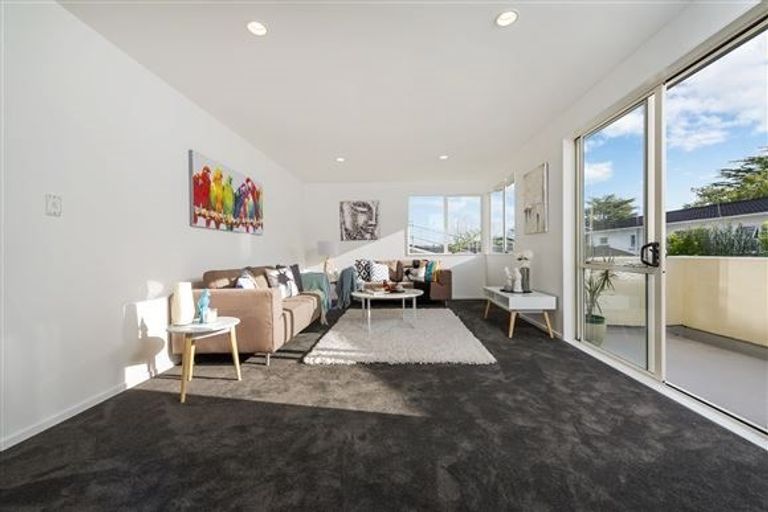 Photo of property in 2/42 Holland Road, Hillcrest, Auckland, 0627
