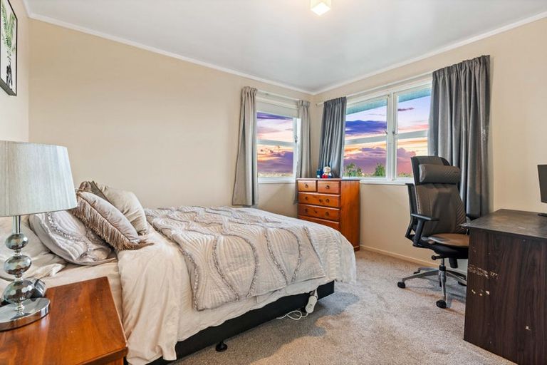 Photo of property in 1/32 Rosewarne Crescent, Glendene, Auckland, 0602