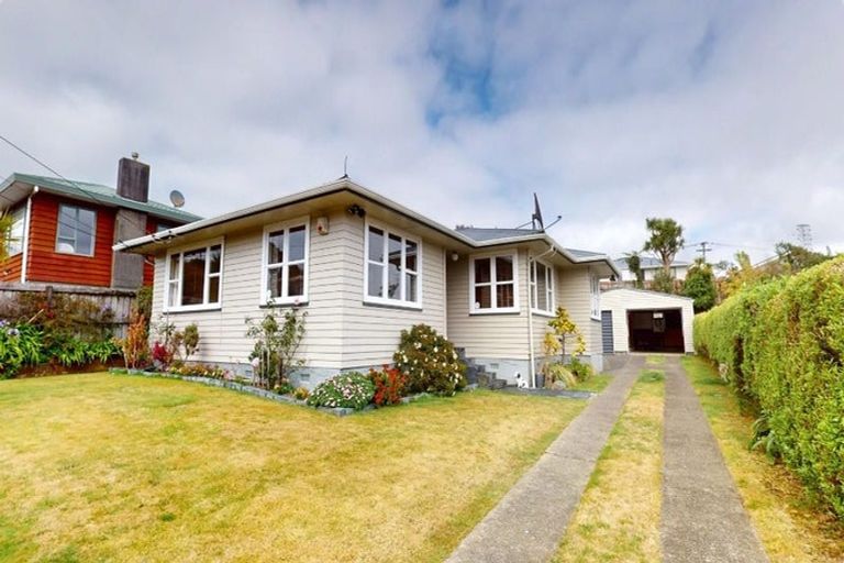 Photo of property in 41 Kenmore Street, Newlands, Wellington, 6037