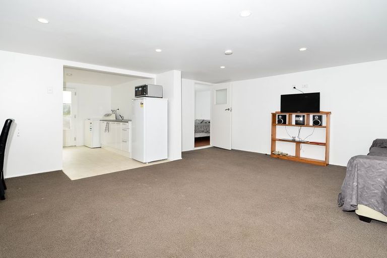 Photo of property in 41 School Road, Te Atatu South, Auckland, 0610